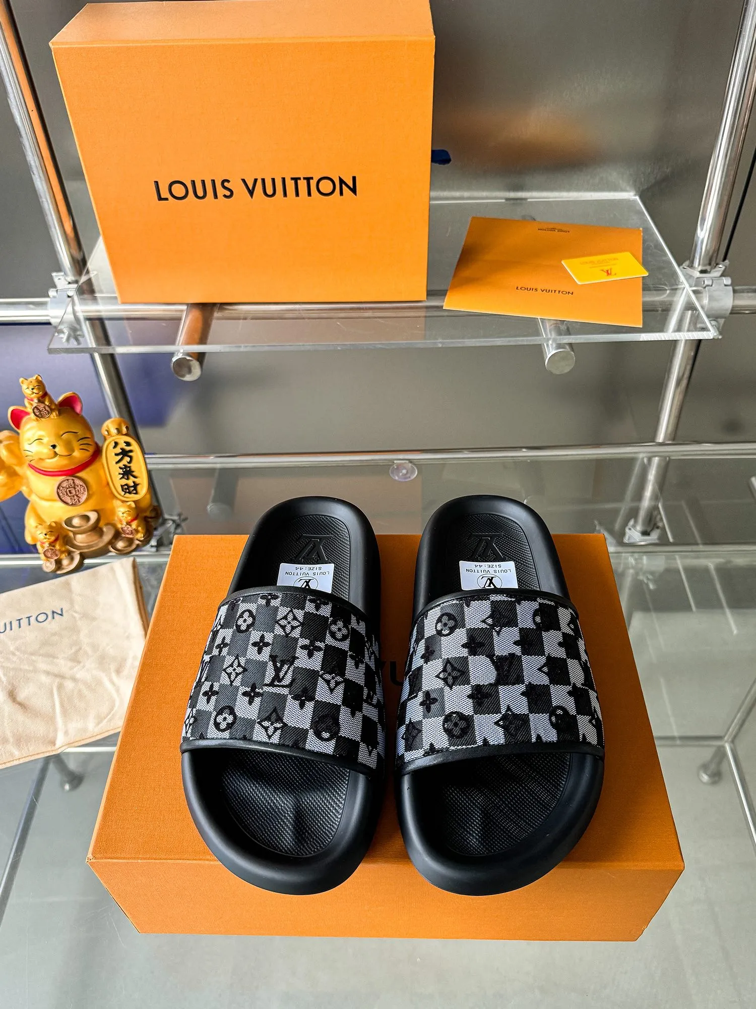 [L Home] P: 300💰 ▪️Shoe size: Women's 35-40 Men's 38-46▪️Packaging: Counter top quality~original packaging Louis Vuitton lv couple's monogram embossed slippers This season, Waterfront sandals return with a new look, and the upper buckle is embossed with Louis Vuitton's iconic Monogram pattern. Made of waterproof rubber with a comfortable and resilient insole. The lightweight, flexible outsole is embossed with the Louis Vuitton logo. Exquisitely packaged at the delivery counter 🛍📦 ▪️Fabric: Original molded rubber foam ▪️Sole: Original molded rubber foam outsole ▪️Sole thickness: 3CM.